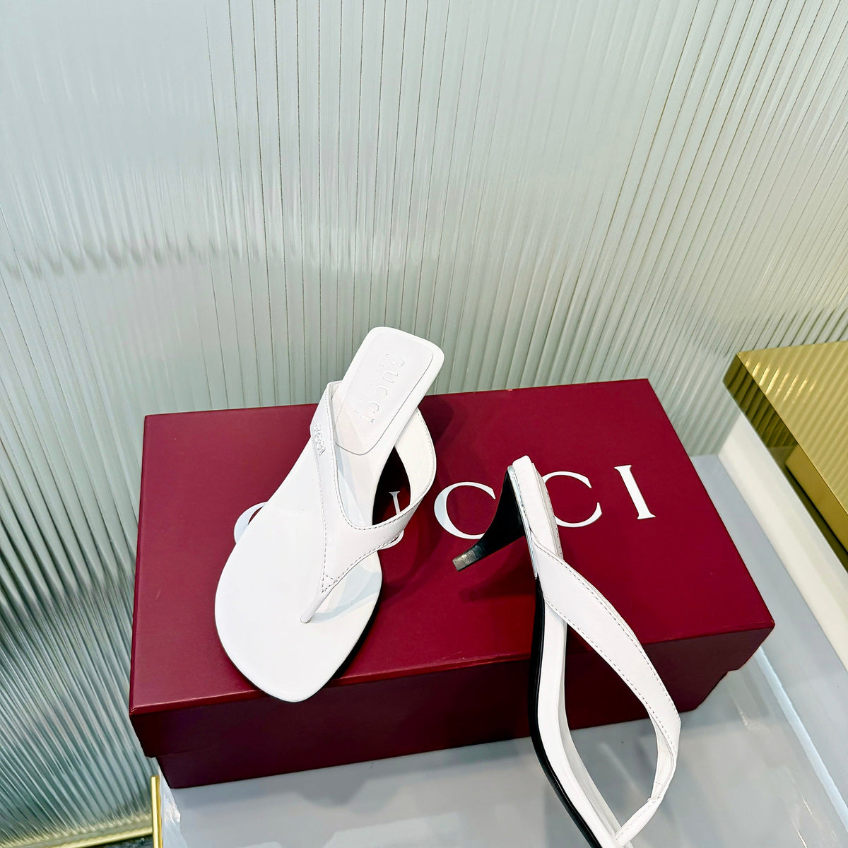 GG Vittoria Thong Sandals White Leather 714886