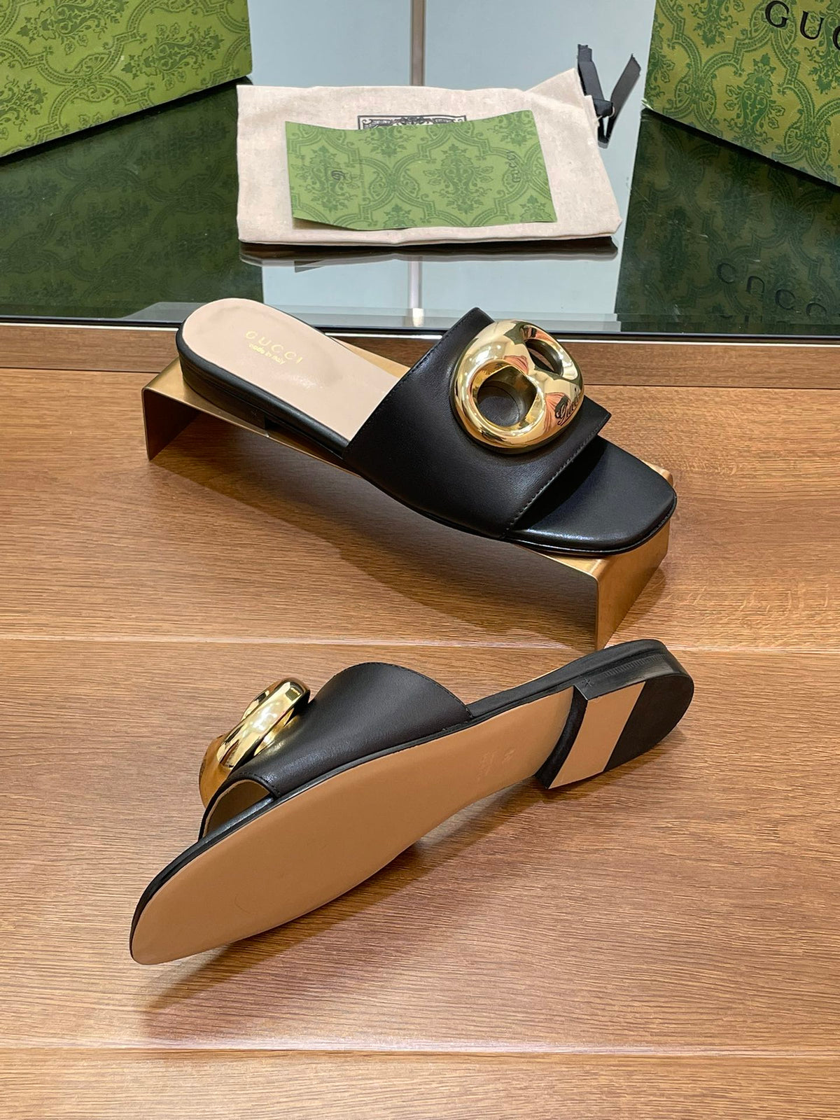 FLAT MULE IN BLACK CALFSKIN